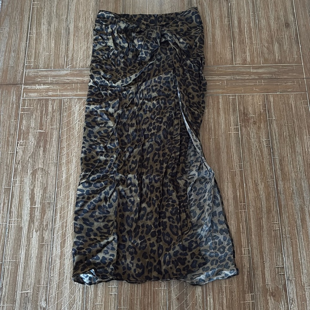 Cheetah print pencil skirt with slit.